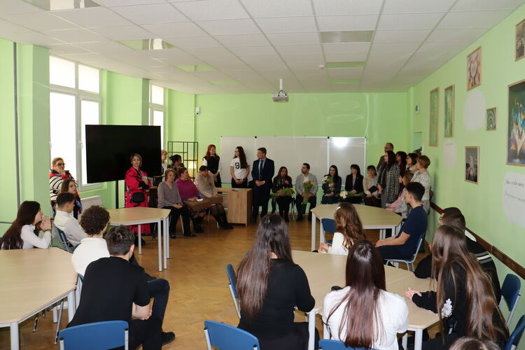 Награди за ученици и нов кабинет по БЕЛ за патронния празник на Езиковата гимназия