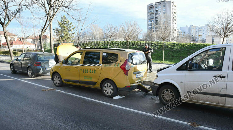 Три коли катастрофираха край парка над ДНА в Хасково