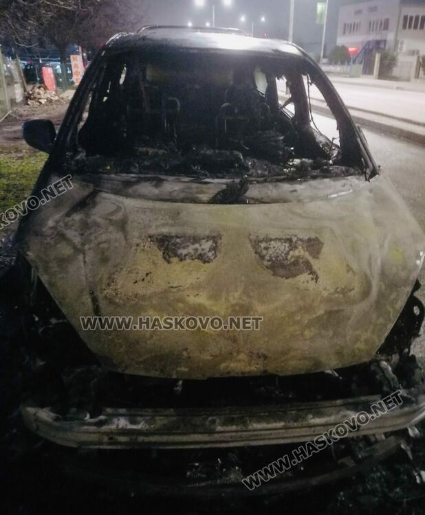 Кола изгоря на булевард &bdquo;Освобождение&ldquo; в Хасково