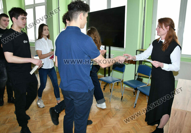 Награди за ученици и нов кабинет по БЕЛ за патронния празник на Езиковата гимназия