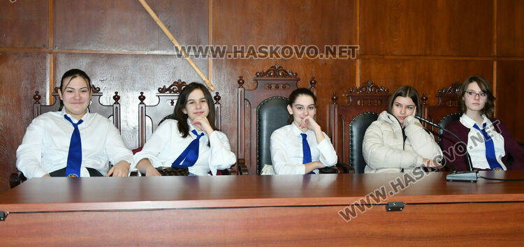 Ученици от ПГДС слушаха лекция в хасковския съд за детското насилие и наказателната отговорност