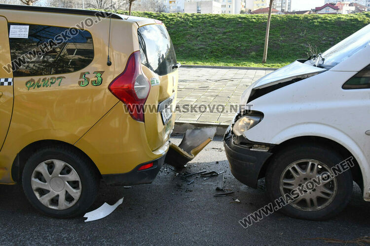 Три коли катастрофираха край парка над ДНА в Хасково