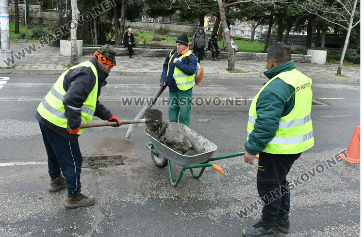 Изкърпват дупки по централни булеварди и улици в Хасково, почистиха паднали листа и клони