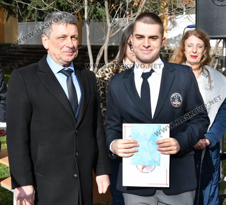 Награди за ученици и нов кабинет по БЕЛ за патронния празник на Езиковата гимназия