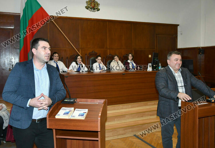 Ученици от ПГДС слушаха лекция в хасковския съд за детското насилие и наказателната отговорност