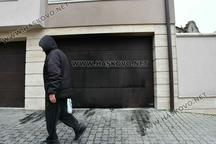 Запалената врата на гараж е на семейството на хасковски нотариус