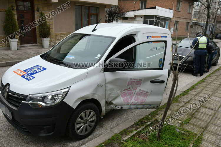 Водачка на &bdquo;Ауди&ldquo; се заби в кола на Тотото в Хасково