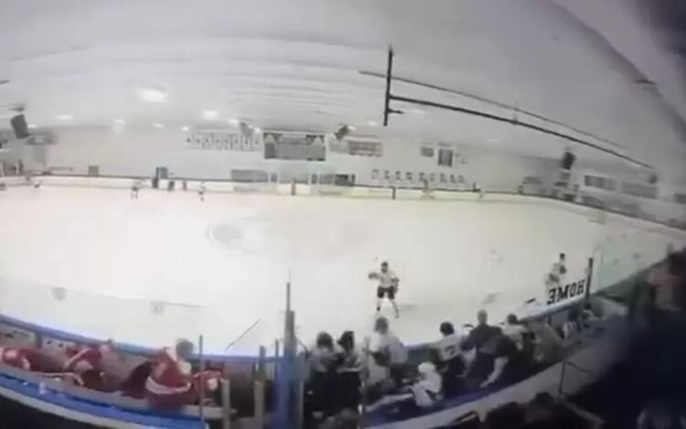 Стрелба по време на хокеен мач в САЩ