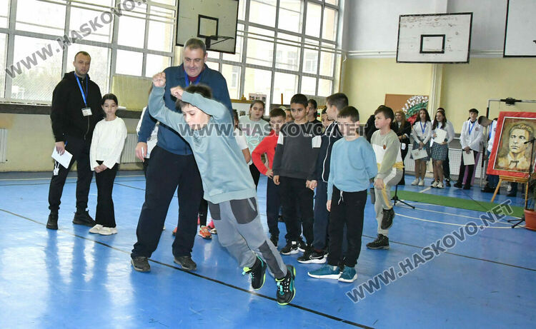 Рецитал от стихове и лъвски скок в ОУ &bdquo;Христо Смирненски&ldquo; за 153 г. от гибелта на Васил Левски