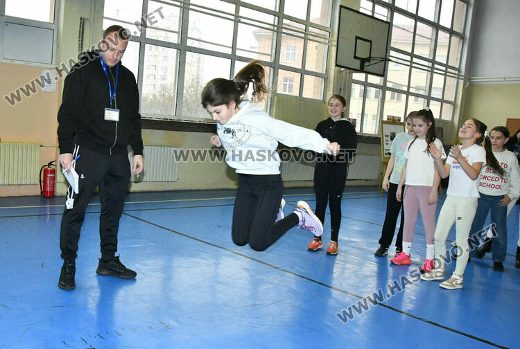 Рецитал от стихове и лъвски скок в ОУ &bdquo;Христо Смирненски&ldquo; за 153 г. от гибелта на Васил Левски