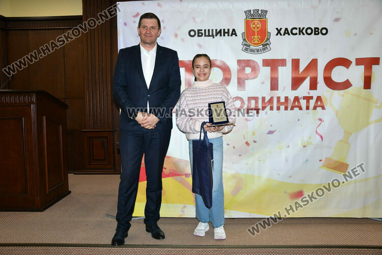 Победителката в групата до 13 години Джемре Стефанова