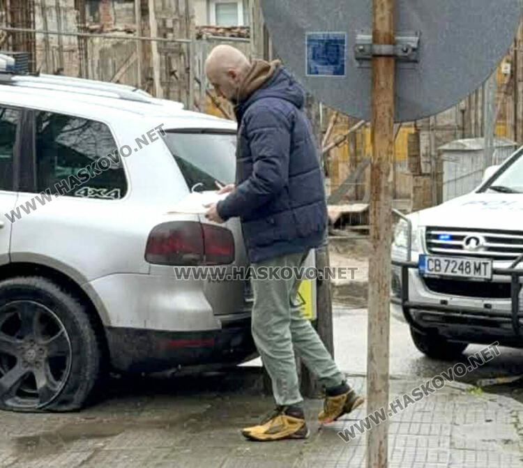 Пиян водач се заби в стълб в Хасково, приклещиха го 6 патрулки