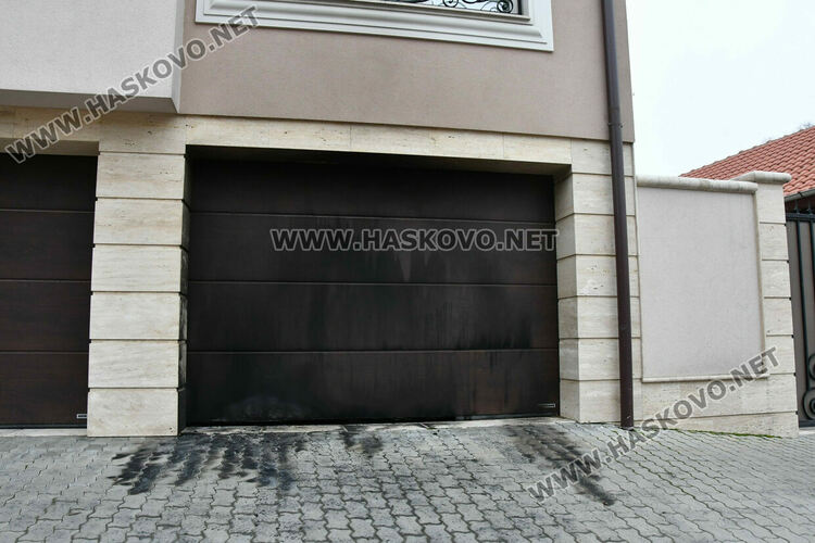 Запалената врата на гараж е на семейството на хасковски нотариус