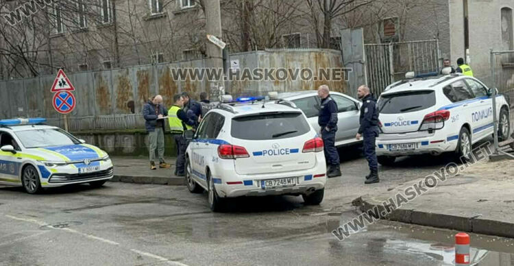 Пиян водач се заби в стълб в Хасково, приклещиха го 6 патрулки