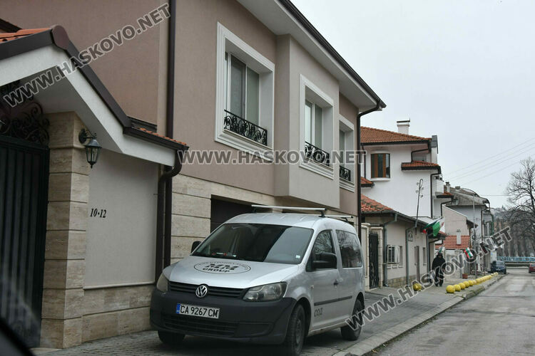 Запалената врата на гараж е на семейството на хасковски нотариус