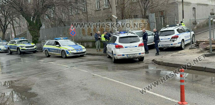 Пиян водач се заби в стълб в Хасково, приклещиха го 6 патрулки