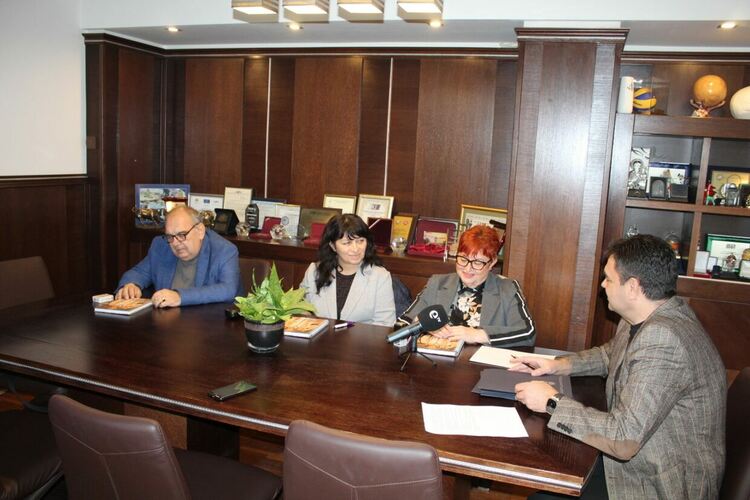  Община Димитровград подписа единствения в областта колективен трудов договор за работещите в сферата на образованието 