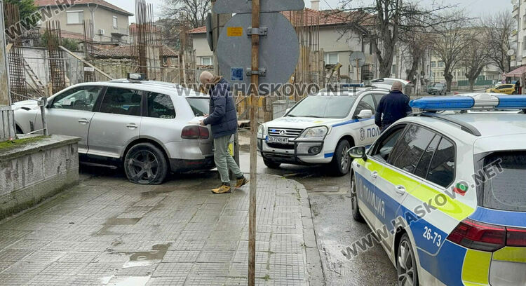 Пиян водач се заби в стълб в Хасково, приклещиха го 6 патрулки