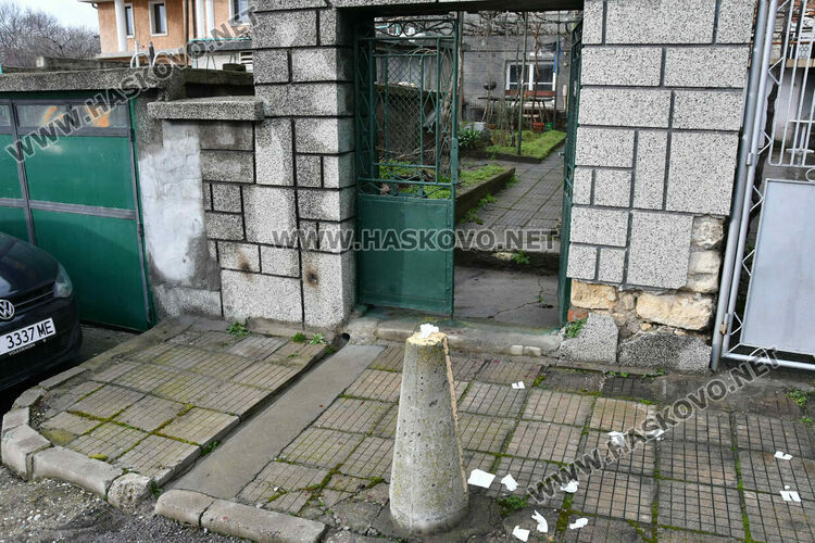 Хасковлия влезе в двора на съседи и намушка куче