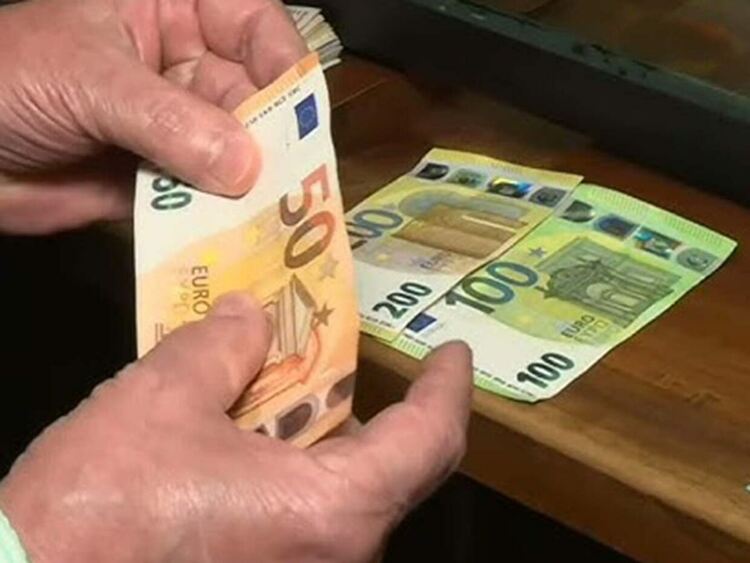 Издирва се притежателя на 220 евро,загубени в центъра на Ардино