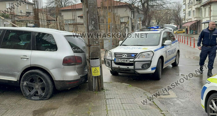 Пиян водач се заби в стълб в Хасково, приклещиха го 6 патрулки