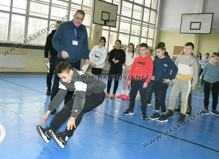 Рецитал от стихове и лъвски скок в ОУ &bdquo;Христо Смирненски&ldquo; за 153 г. от гибелта на Васил Левски