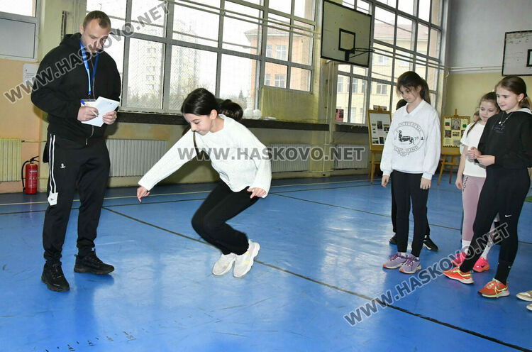 Рецитал от стихове и лъвски скок в ОУ &bdquo;Христо Смирненски&ldquo; за 153 г. от гибелта на Васил Левски