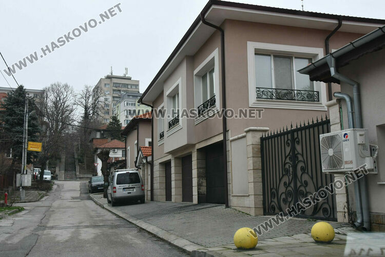 Запалената врата на гараж е на семейството на хасковски нотариус