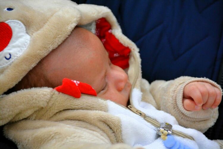 Първото бебе на Асеновград за 2026 г. получи подаръци от общината