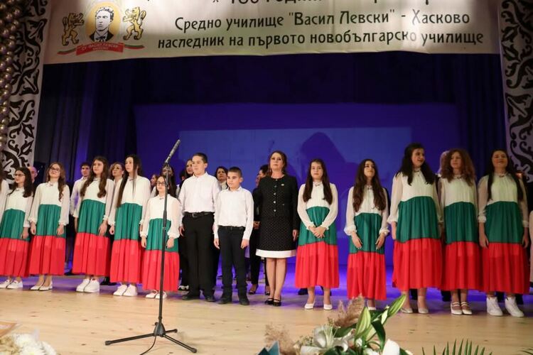 С впечатляващ концерт-спектакъл СУ &bdquo;Васил Левски&ldquo; отпразнува 180 г. от създаването си 