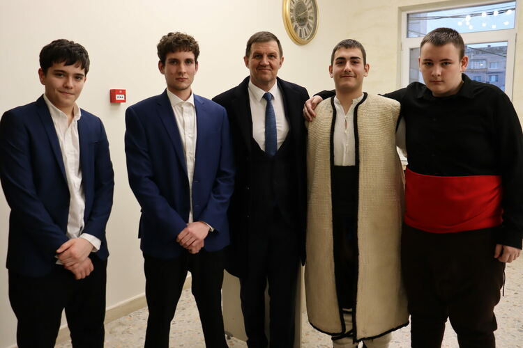 С впечатляващ концерт-спектакъл СУ &bdquo;Васил Левски&ldquo; отпразнува 180 г. от създаването си 