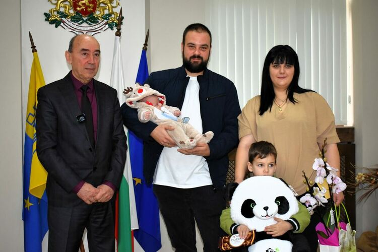 Първото бебе на Асеновград за 2026 г. получи подаръци от общината