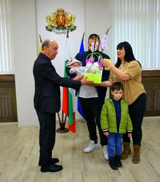 Първото бебе на Асеновград за 2026 г. получи подаръци от общината