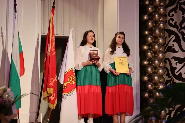 С впечатляващ концерт-спектакъл СУ &bdquo;Васил Левски&ldquo; отпразнува 180 г. от създаването си 