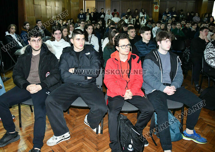 Кариерният център в Хасково срещна Свръхчовека Георги Ненов и ученици от ПМГ