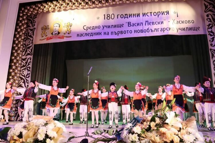 С впечатляващ концерт-спектакъл СУ &bdquo;Васил Левски&ldquo; отпразнува 180 г. от създаването си 