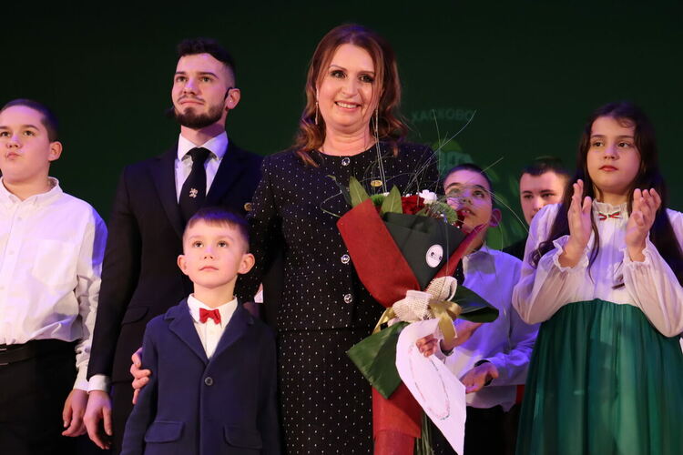 С впечатляващ концерт-спектакъл СУ &bdquo;Васил Левски&ldquo; отпразнува 180 г. от създаването си 