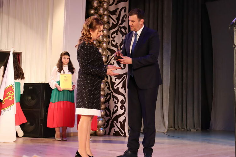 С впечатляващ концерт-спектакъл СУ &bdquo;Васил Левски&ldquo; отпразнува 180 г. от създаването си 