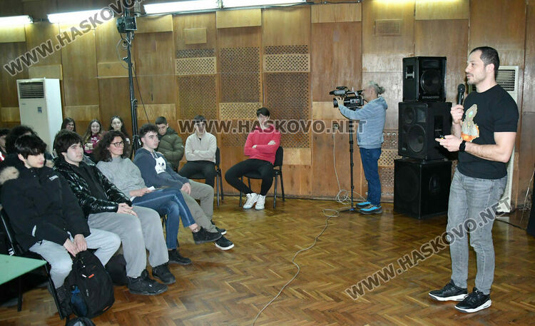 Кариерният център в Хасково срещна Свръхчовека Георги Ненов и ученици от ПМГ