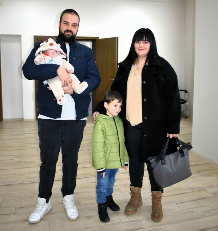 Първото бебе на Асеновград за 2026 г. получи подаръци от общината