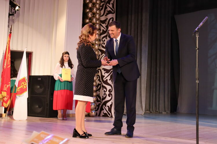 С впечатляващ концерт-спектакъл СУ &bdquo;Васил Левски&ldquo; отпразнува 180 г. от създаването си 