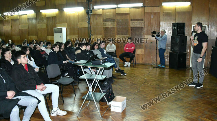 Кариерният център в Хасково срещна Свръхчовека Георги Ненов и ученици от ПМГ