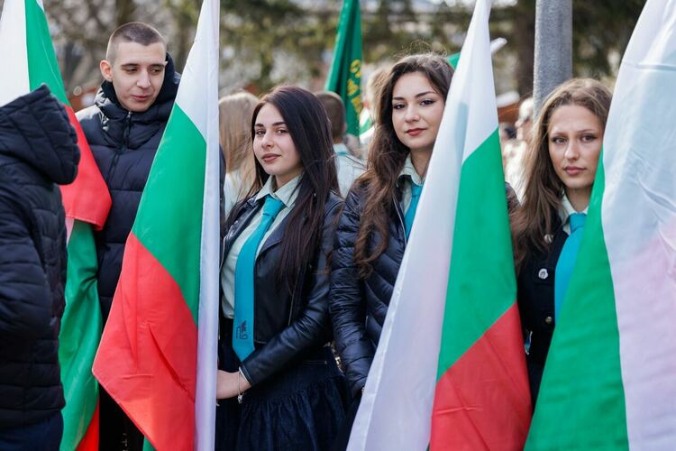 Стотици перничани сведоха глава в памет на Апостола на свободата &ndash; Васил Левски