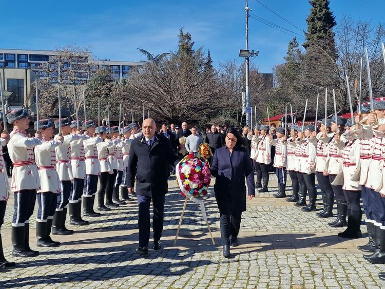 Кърджали се поклони пред паметта на Апостола