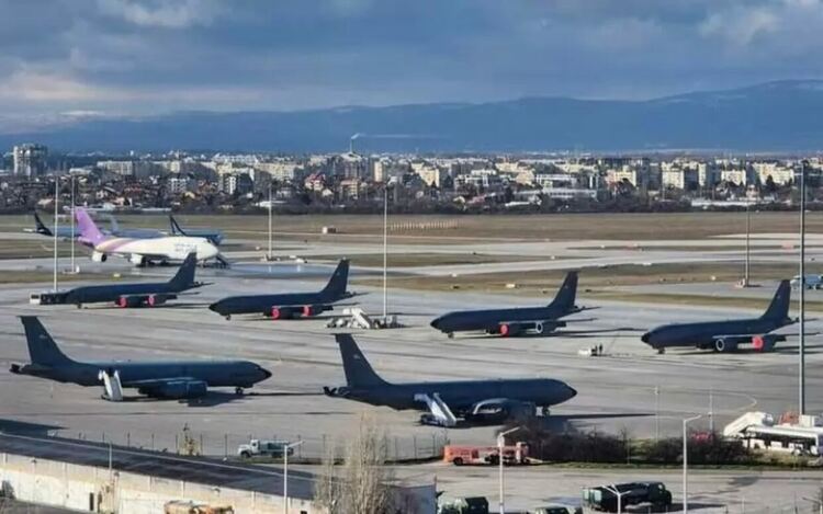 Американски военни самолети са разположени на летище София