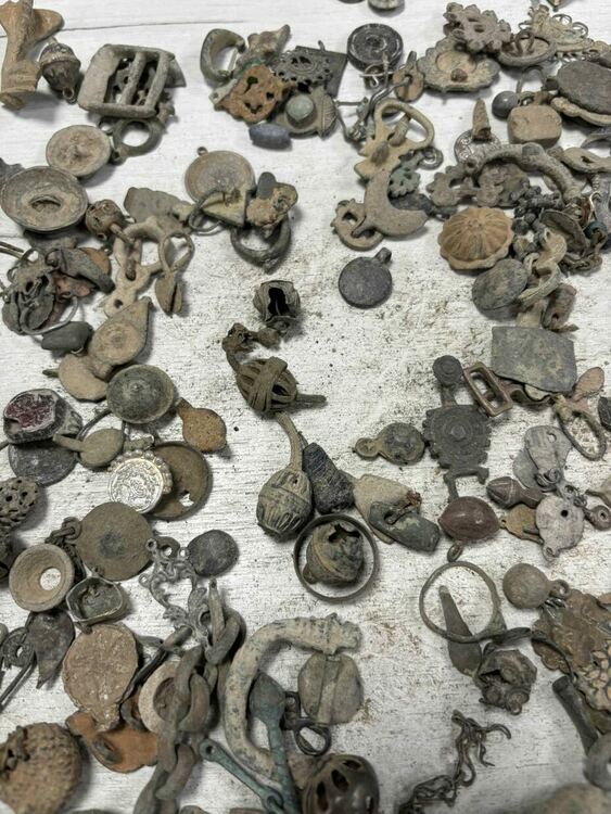 Задържаха над 4000 старинни монети и предмети в товарен автомобил