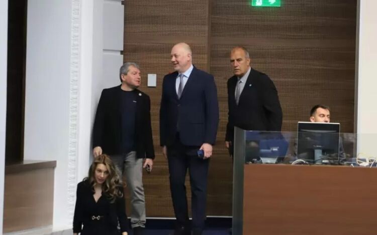 Росен Желязков (в средата) става отново депутат от ГЕРБ-СДС.