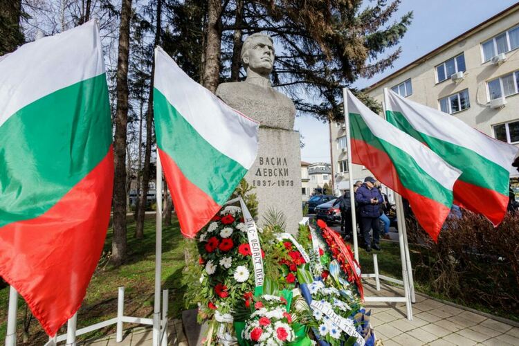 Стотици перничани сведоха глава в памет на Апостола на свободата &ndash; Васил Левски