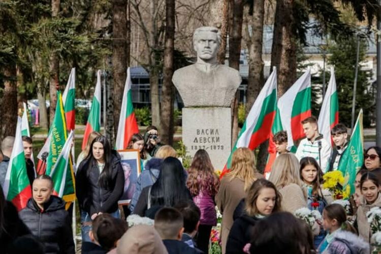 Стотици перничани сведоха глава в памет на Апостола на свободата &ndash; Васил Левски