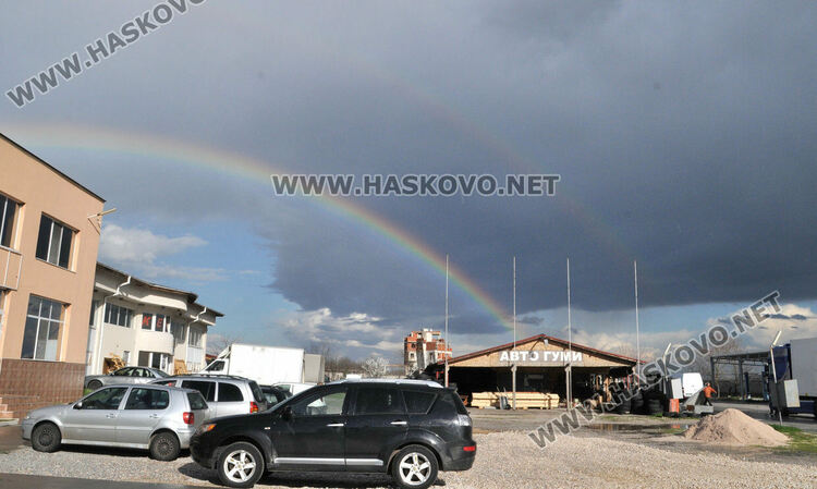 Слънце, дъжд и полусилен южен вятър в петък